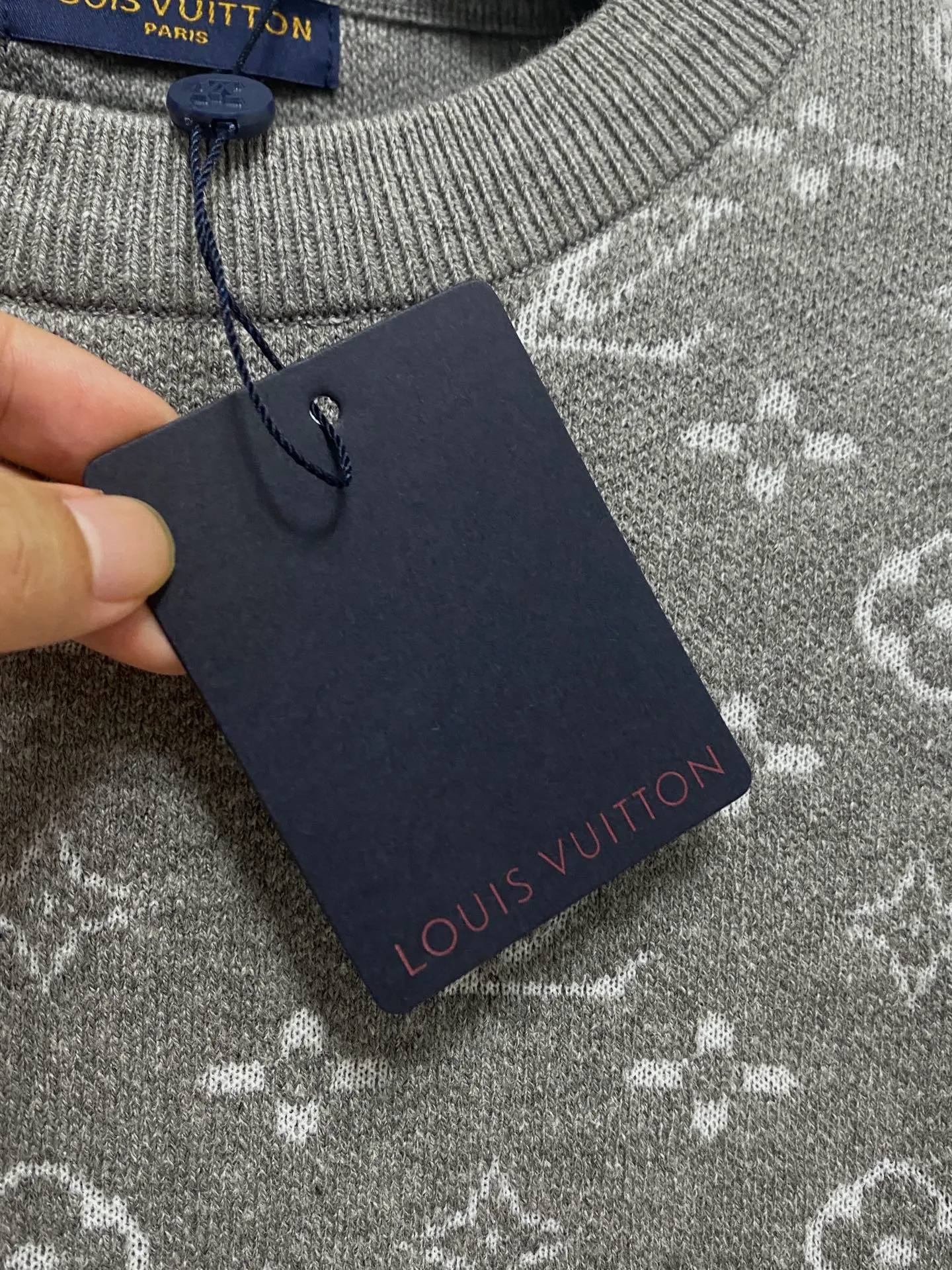🅿️440 LV 2025 new wool blended round neck long sleeve sweater cardigan bottoming sweater, high-end version! The custom-made fabrics at the counter are highly breathable and comfortable, with impeccable details and brand element design concepts, reflecting high quality. It feels delicate and soft! It presents a casual cut and the upper body shape is great! 🐉Code size: M-3XL